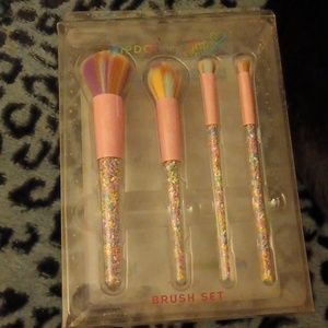 🌈 Hip Dot X Jo Jo Siwa  Brush Set !!